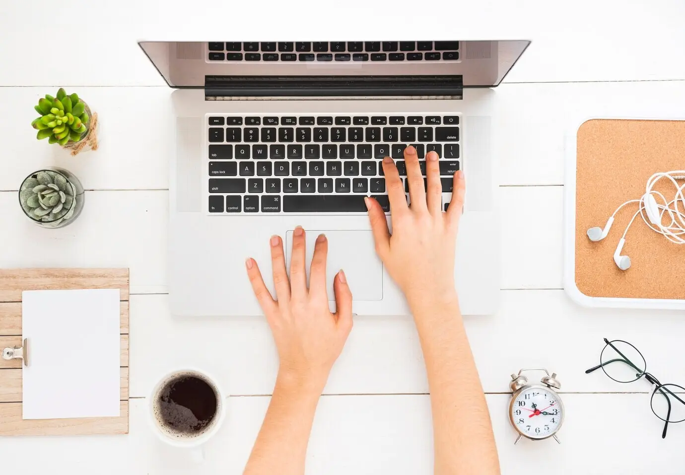 Вид сверху на офисный стол во время работы